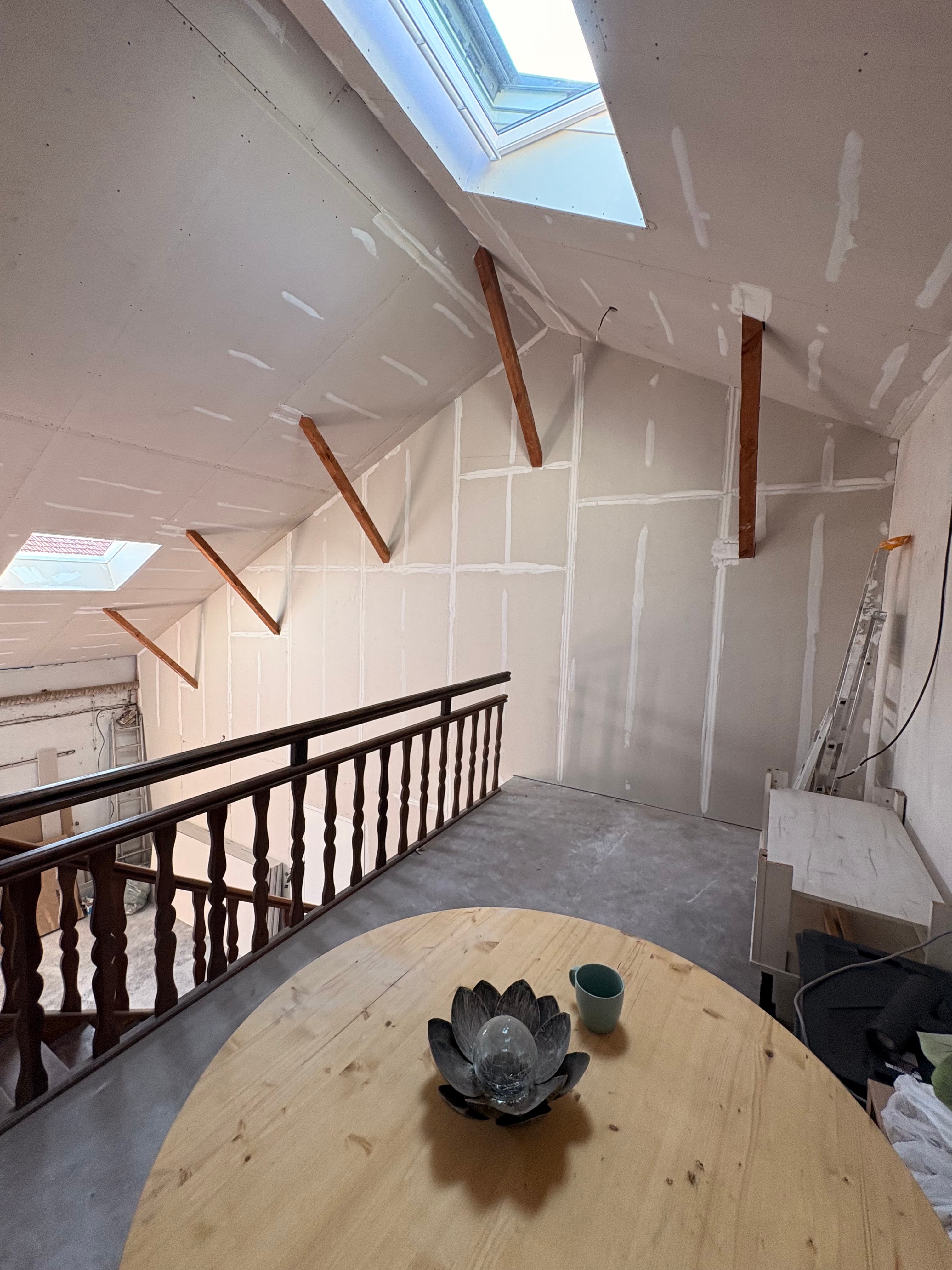 Vue du plafond rampant — travaux sous toit et vélux